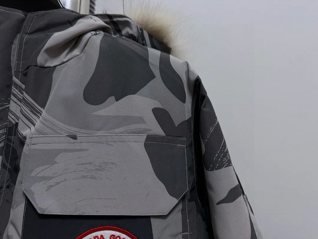P780 Top Purchasing Version (Wolf Hair Optional) 🇨🇦CANADA GOOES 24 new models 08 models/couple models Factory direct supply: supplying global purchasing agents, micro-business, entities, Tmall, high-end stalls and studio cooperation, free shipping! Canada Goose Expedition Parka 2008 is the same style for men and women. It is mid-length and the most timeless classic. All Arctic and Antarctic scientific expedition teams choose Canada Goose as their cold-proof equipment. It is the Rolls-Royce of down jackets. ➖ Industry-leading anti-counterfeiting chip sensing. ➖ Imported Behringer embroidery machines and customized embroidery labels, the highest level and industry leading. ➖ Imported Korean 21-count polyester-cotton blended original fabric, TC85 waterproof coated fabric, water-repellent, windproof and wear-resistant. ➖ The new national standard 80 white duck down is filled with an average of 520 grams of down. The amount of down filled is industry-leading. ➖ 100% nylon lining with double double-layer sealing design to prevent velvet running, and seamless thread design on the cuffs! ➖ Western Canadian Green Wolf Collar. ➖ Yoshida YKK provides original factory-customized electroplated sliders. YKK two-way lockable zippers are tight and smooth and do not peel off paint. ➖ 3M composite Velcro is durable and the accessories and hardware are all custom-made. Note: Our copywriting is only simple and clear. Instead of bragging about the copywriting, it is better to compare and understand with samples. Only for the purest goose, the most dedicated, the most professional, the highest quality, the highest cost performance!  Size:XS-XXL